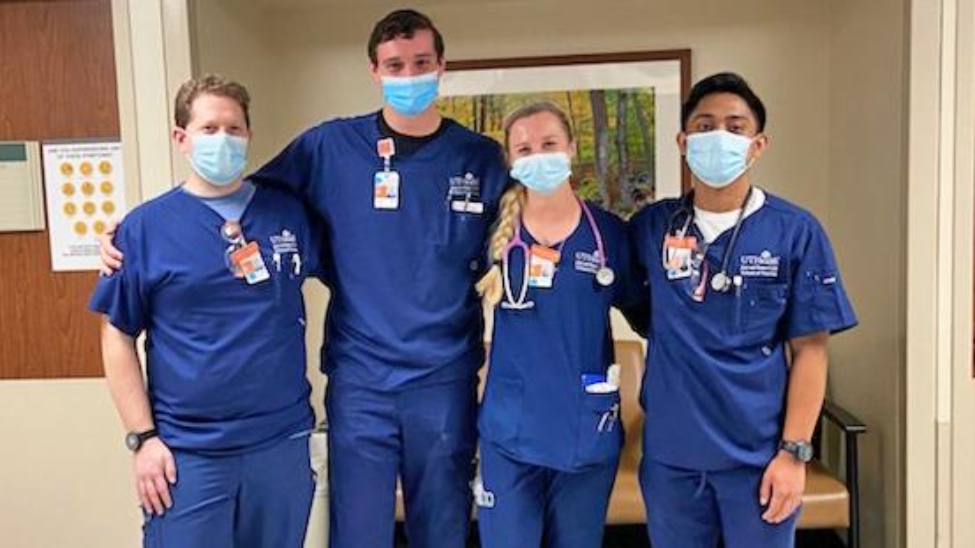 Pacesetter BSN学生Jared Matheson，Joseph Boyle，Allison Hargraves和Jonathan Luczon参加了纪念赫尔曼 - 德克萨斯州医疗中心的临床旋转飞行员。